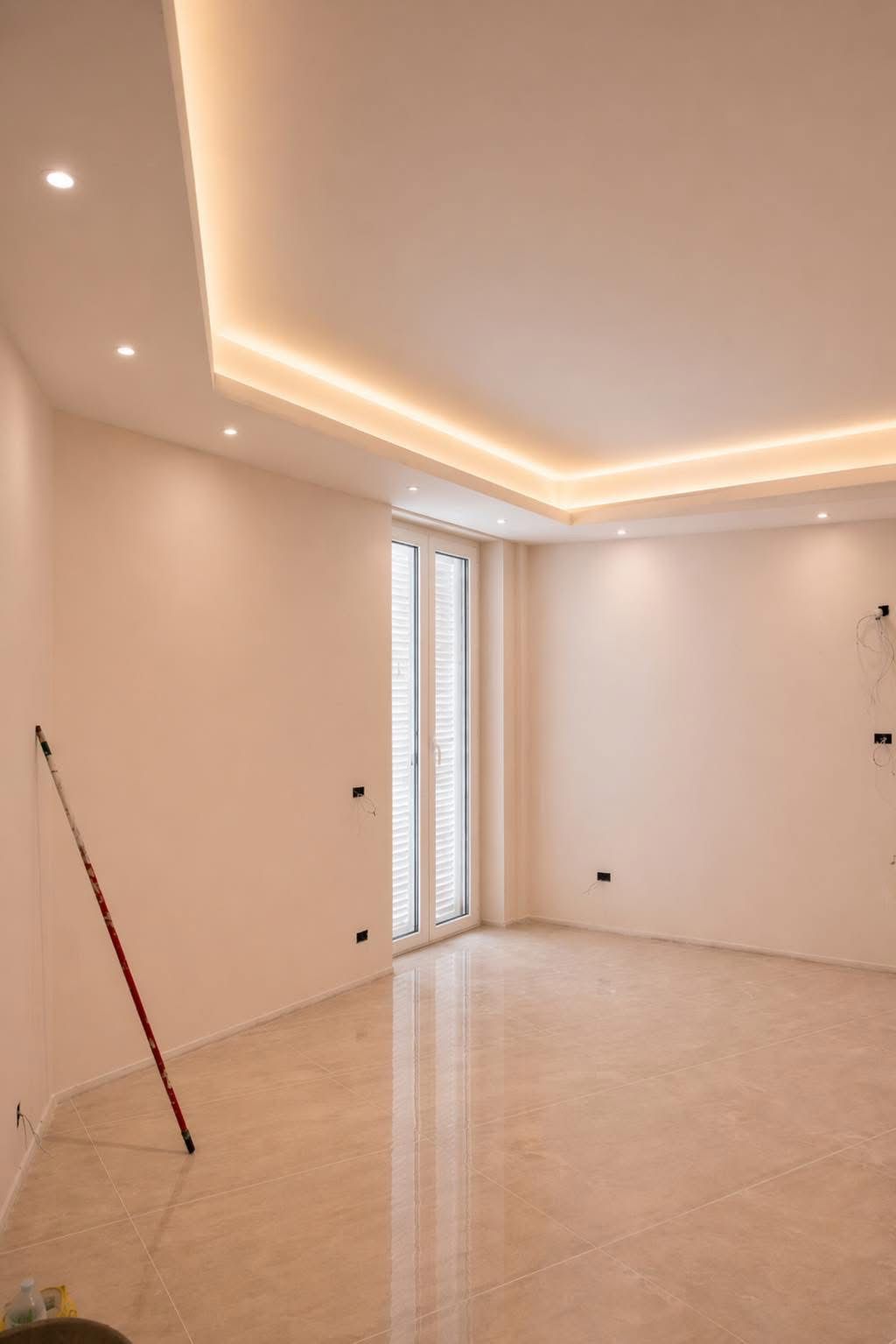 Ambiente tinteggiato con porta finestra